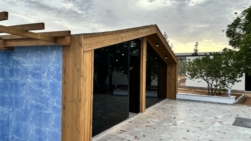 front glass cottage31 Large